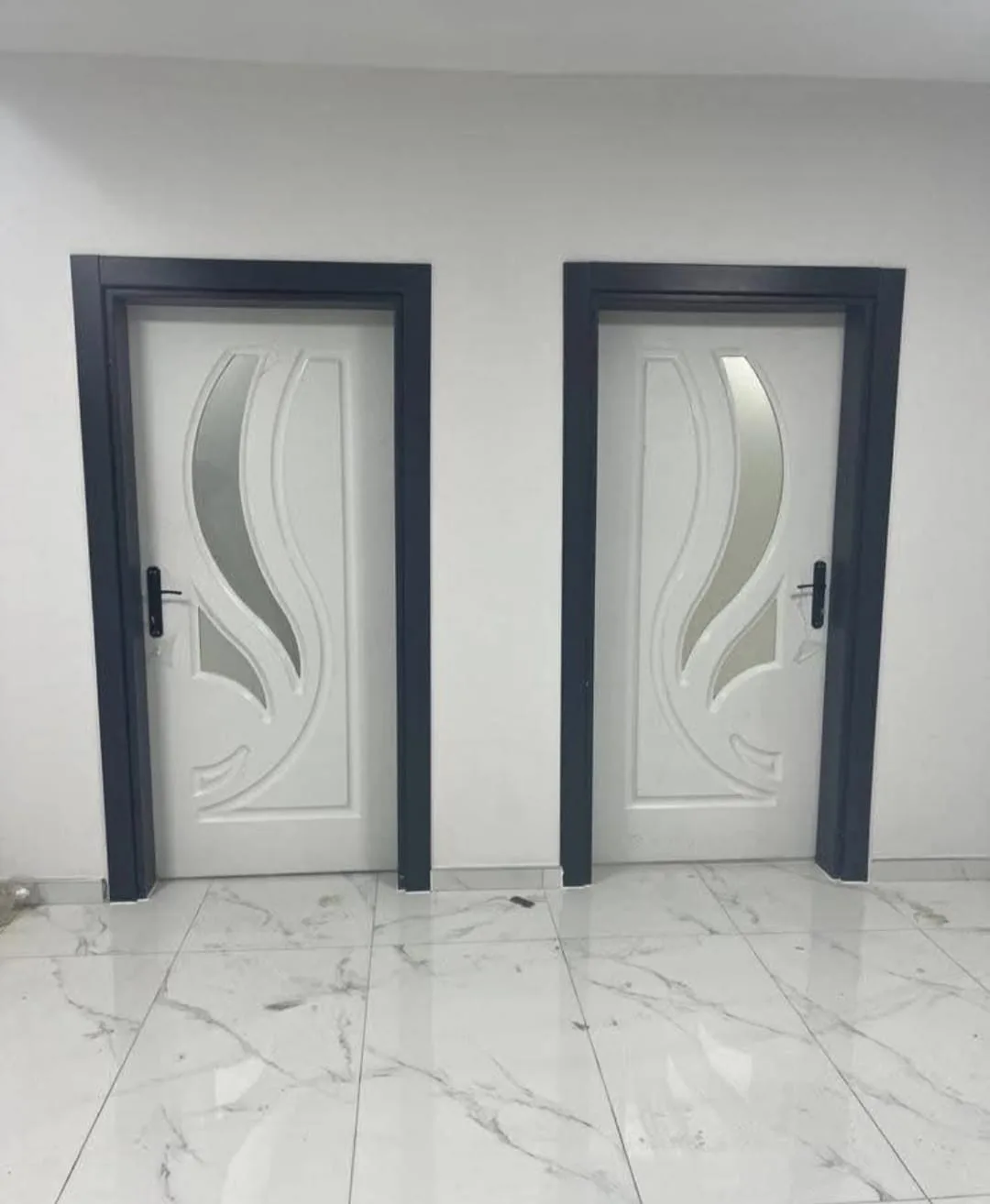 Antrasit pervaz beyaz panel daire kapısı