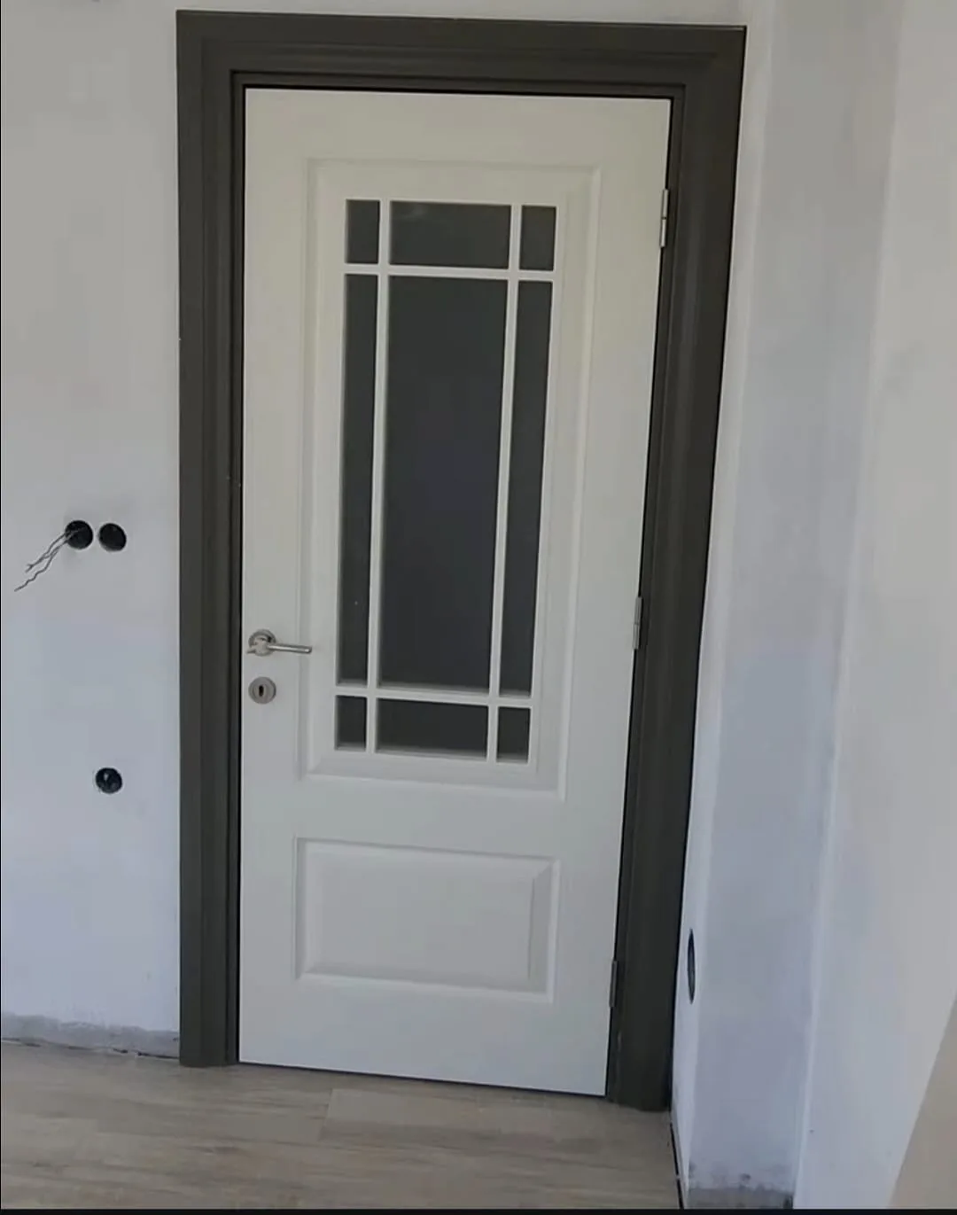 Antrasit pervazlı beyaz panel boyalı camlı misafir odası kapısı