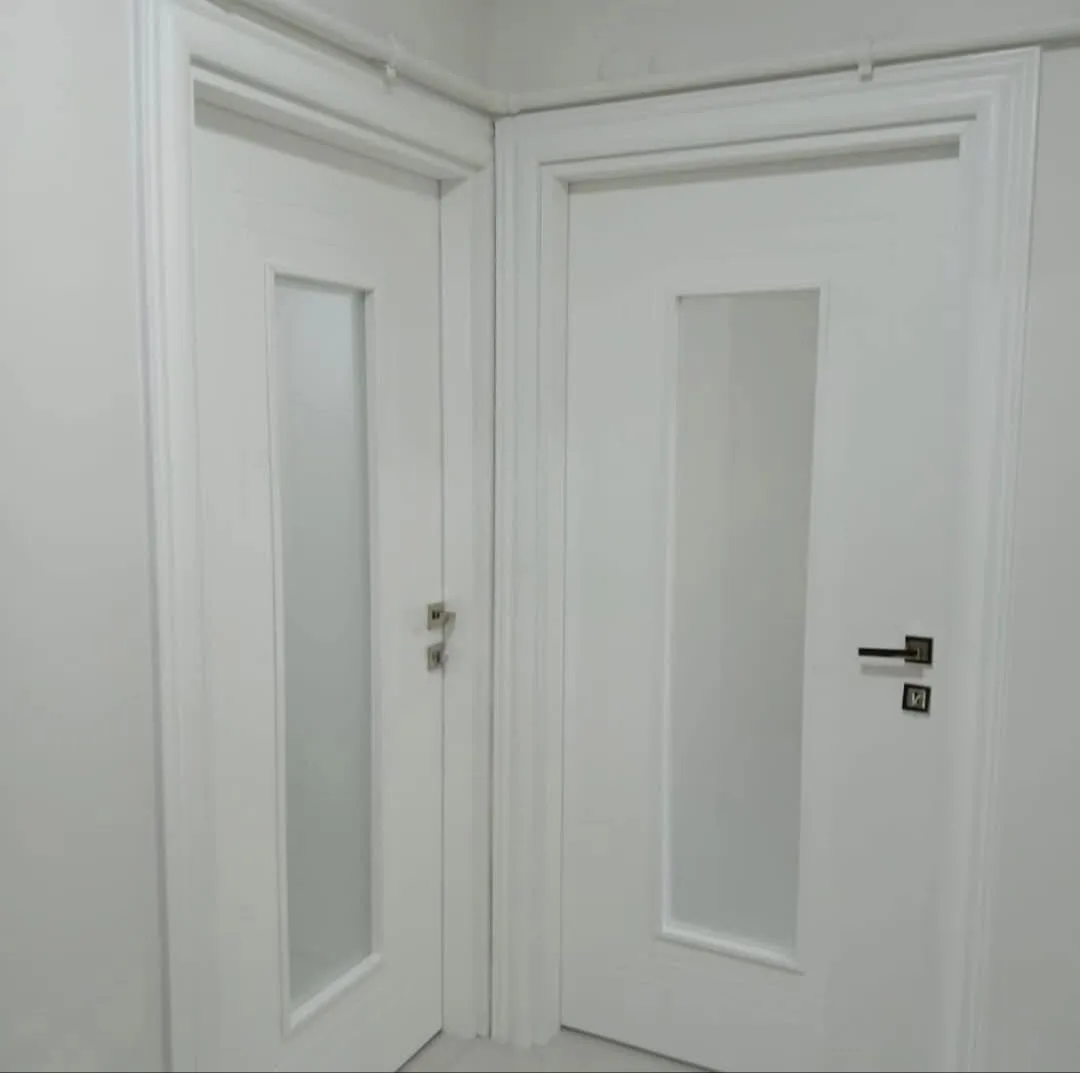 Beyaz renkli beyaz camlı banyo tuvalet kapısı