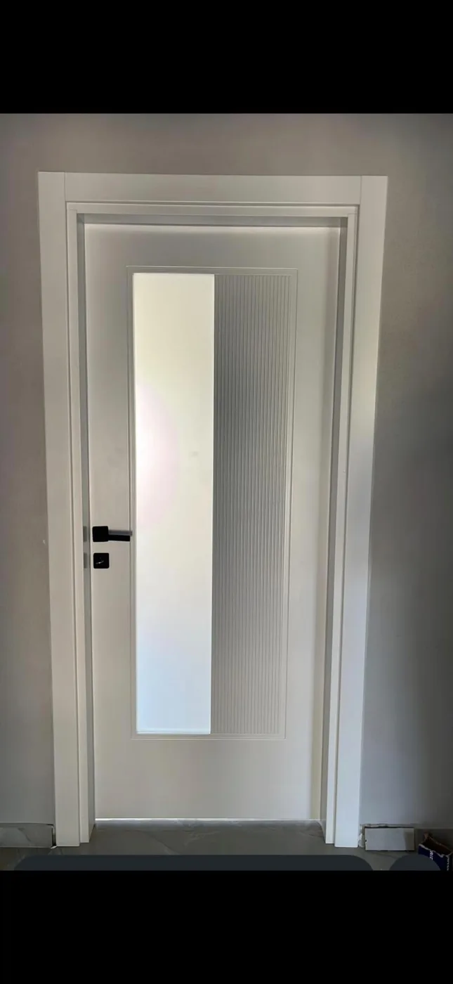 Beyaz renkli daire kapısı yarım camlı