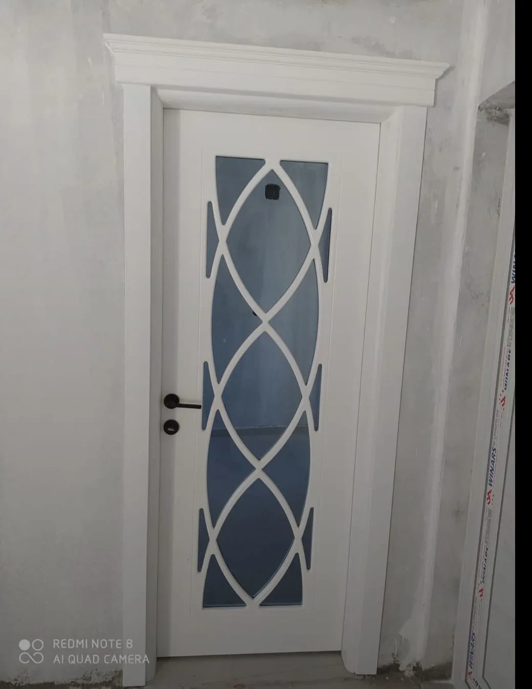 Camlı lake boyalı beyaz renkli daire kapısı