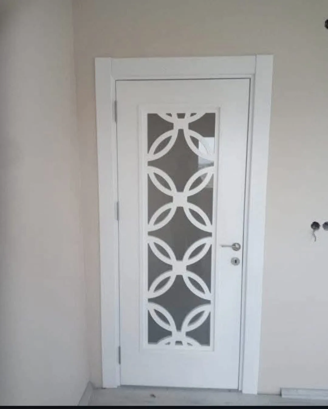 Çiçek desenli camlı mutfak kapısı