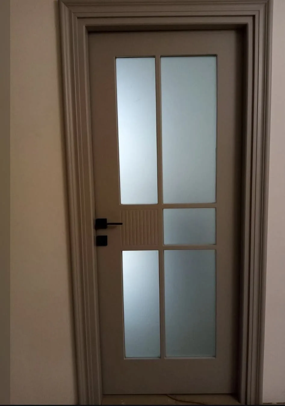 Desenli kasalı krem renkli camlı banyo kapısı modeli