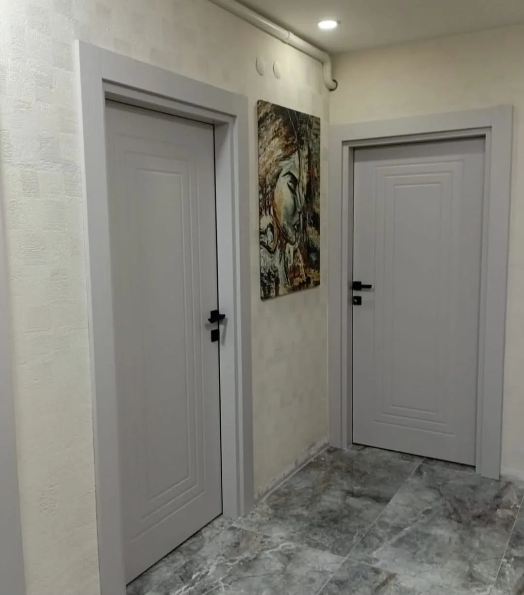 Gri daire kapısı