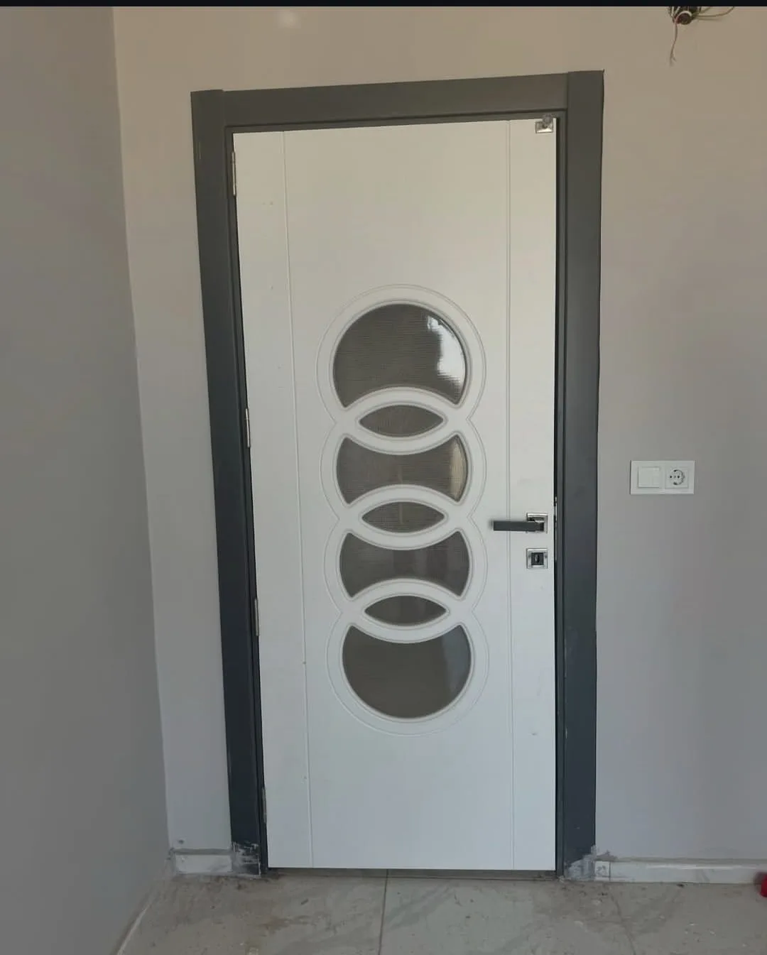 Gri kasalı beyaz panelli camlı iç oda kapısı