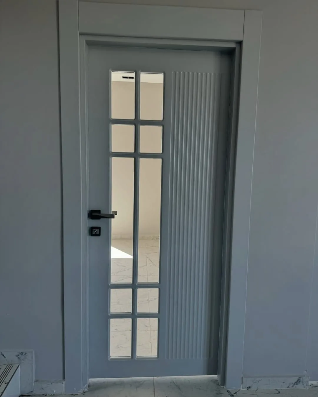 Gri renkli beyaz camlı PVC iç oda kapısı