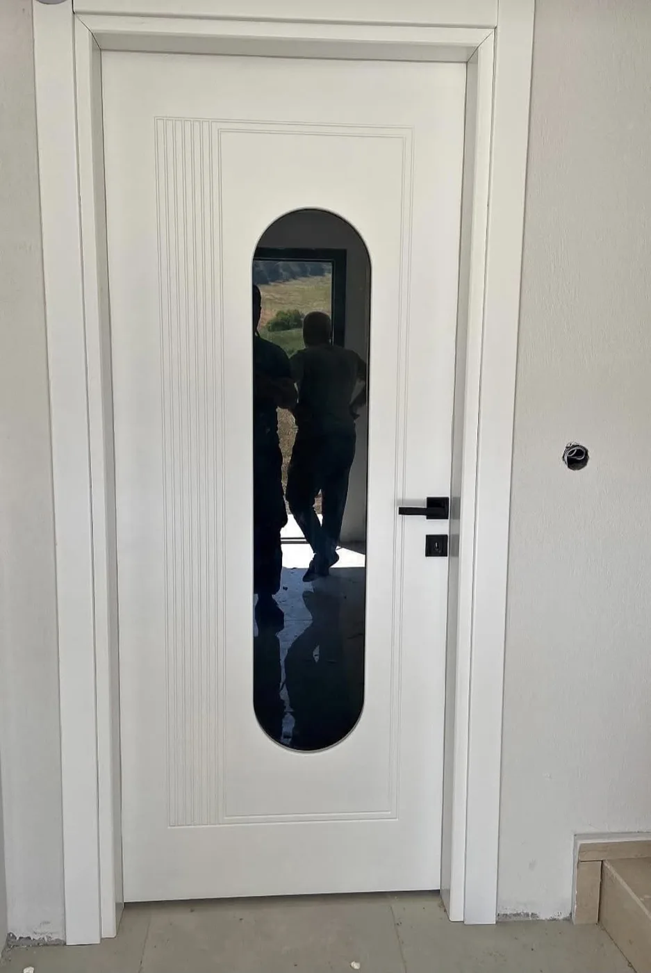 Beyaz oval camlı çizgili iç oda kapısı — Emin Kapı Osmaniye