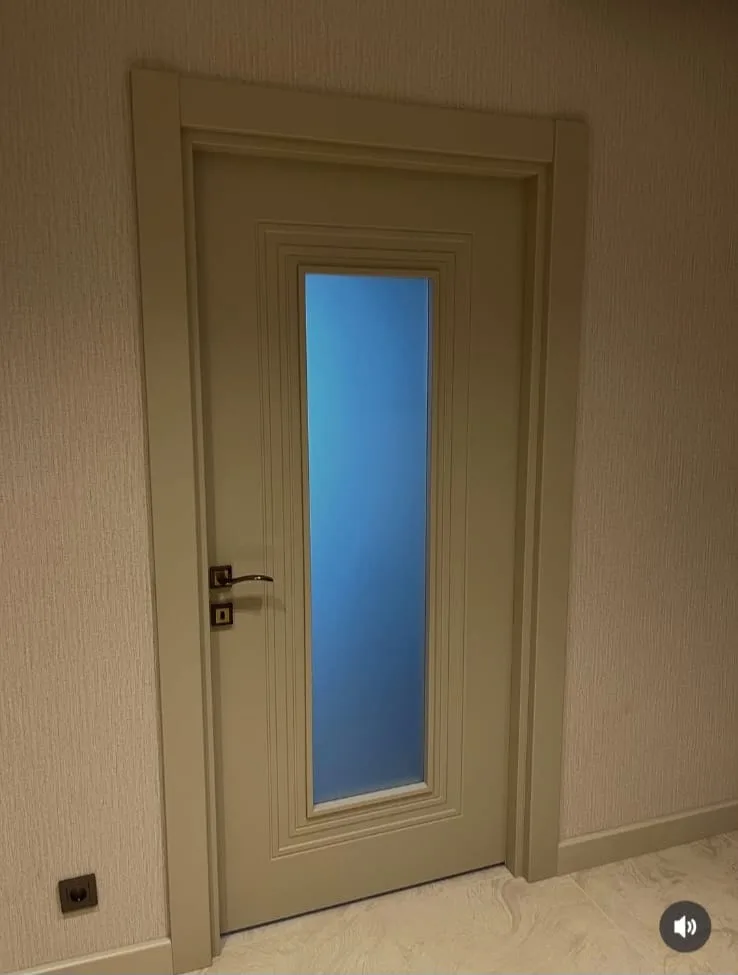 Krem daire kapısı tam camlı