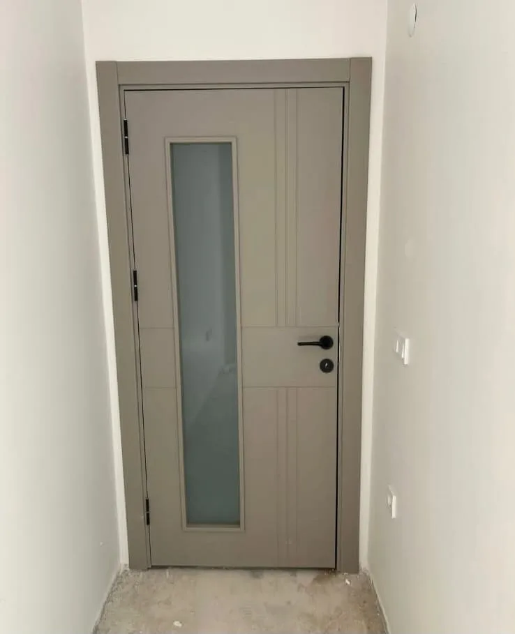 Krem daire kapısı yarım camlı