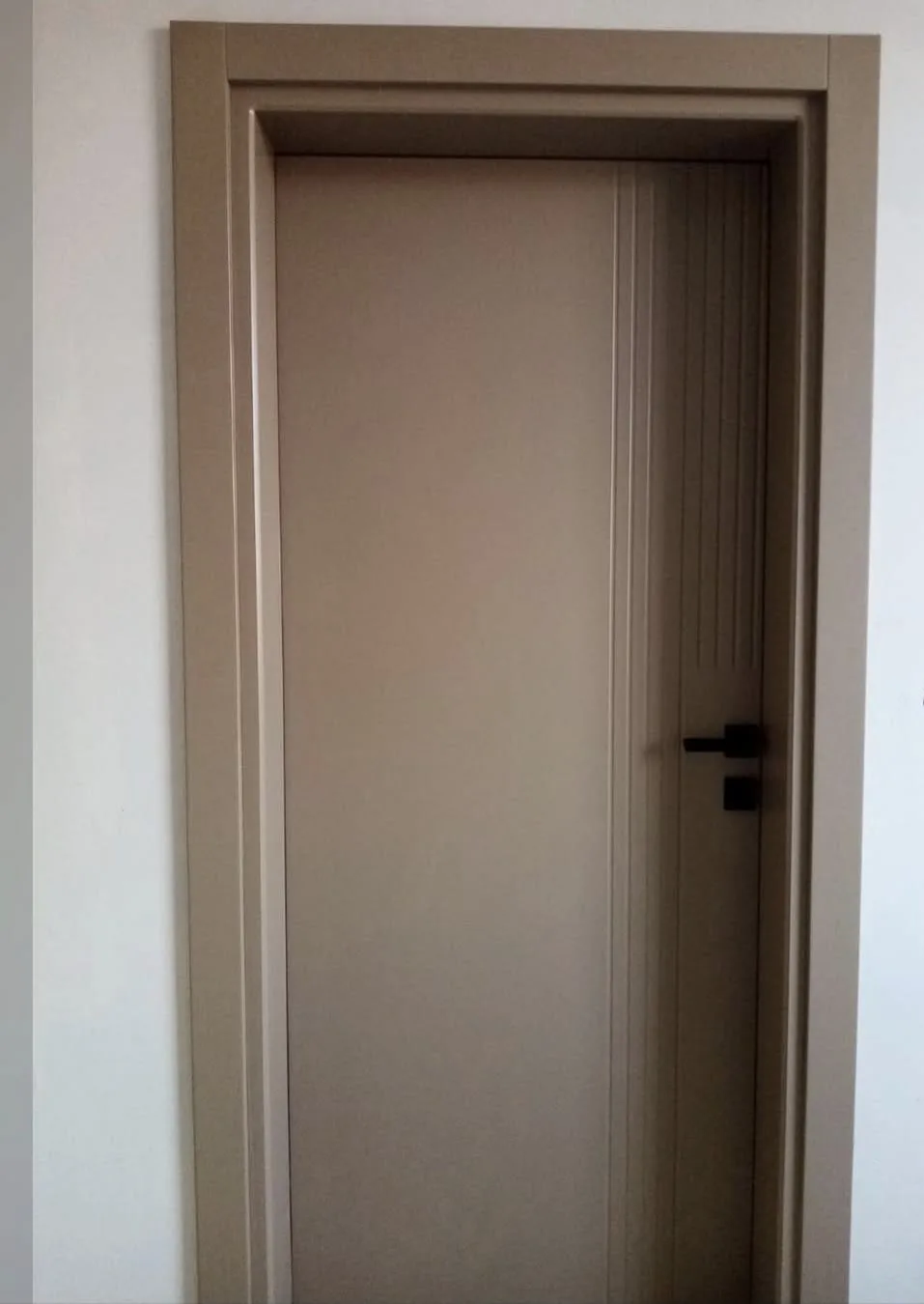 Krem renkli daire kapısı