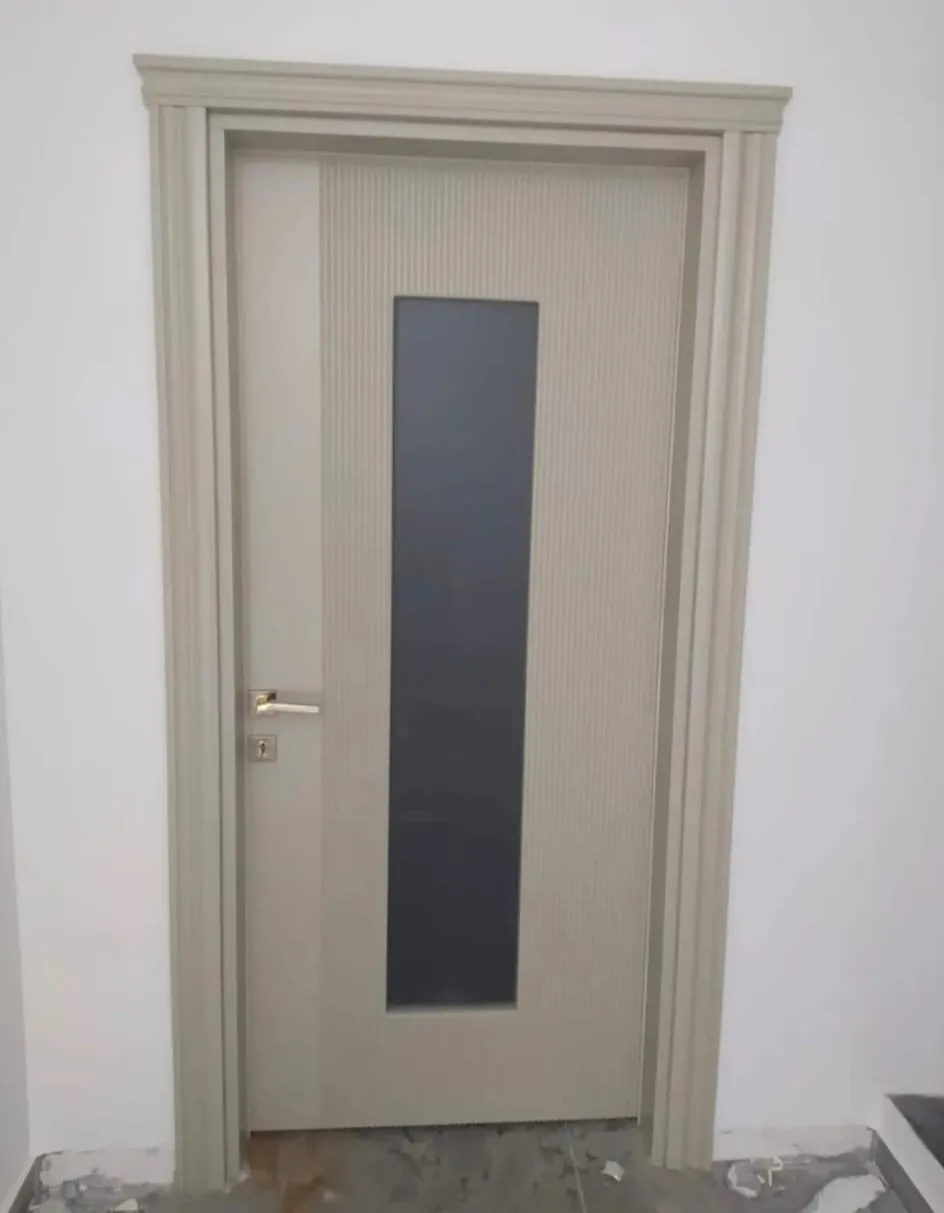 Krem renkli gri camlı daire kapısı
