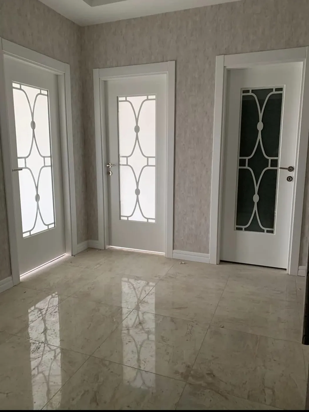 Lüks beyaz camlı ev kapısı