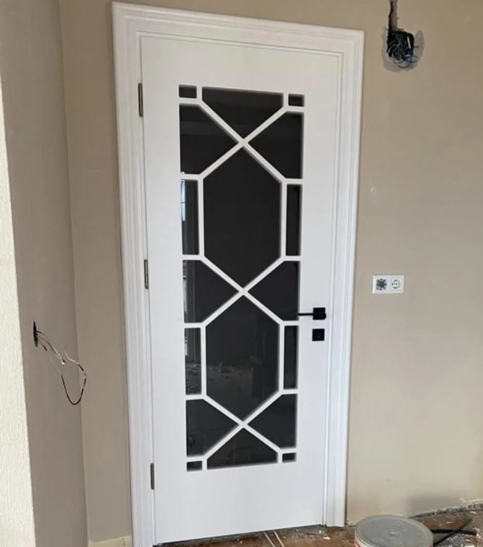 Siyah camlı mutfak kapısı