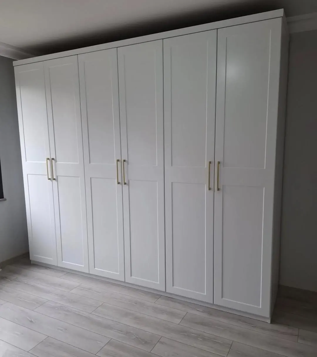 Beyaz çerçeveli gold kulplu gardırop — Emin Kapı Osmaniye