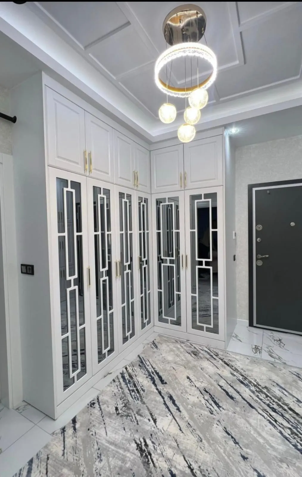 Geometrik camlı aynalı vestiyer — Emin Kapı Osmaniye