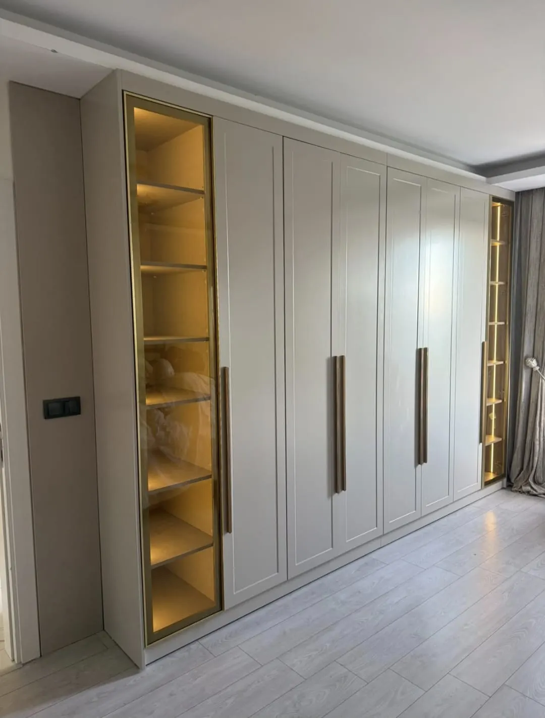 LED vitrinli gold kulplu gardırop — Emin Kapı Osmaniye