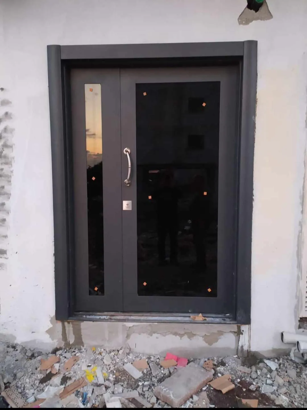 Apartman giriş siyah camlı kapı — Bina Giriş Kapısı