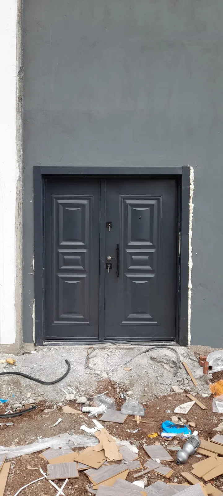 Çift açılır kompozit metal kapı — Bina Giriş Kapısı