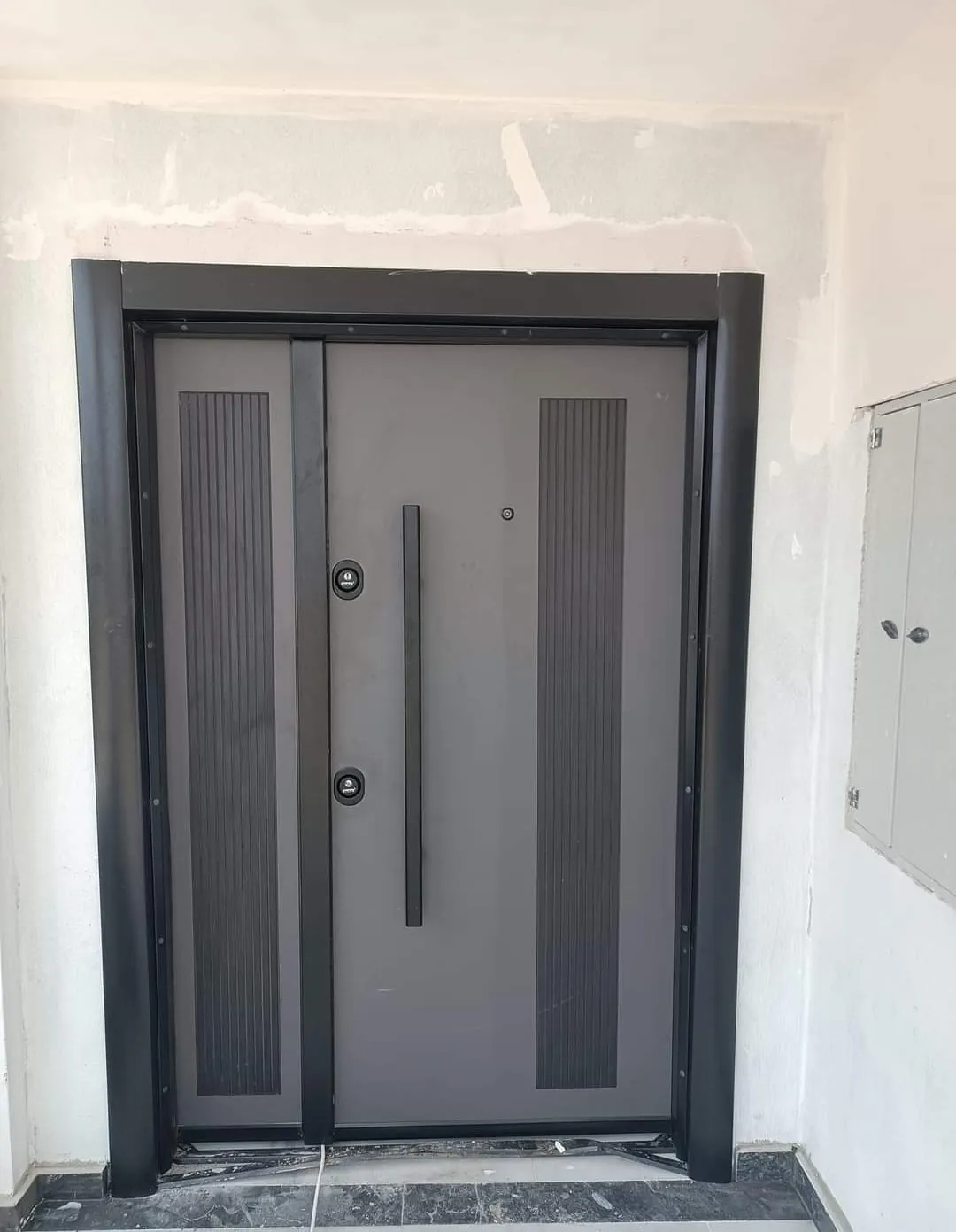 Laminoks yavru kanatlı antrasit siyah kapı — Bina Giriş Kapısı