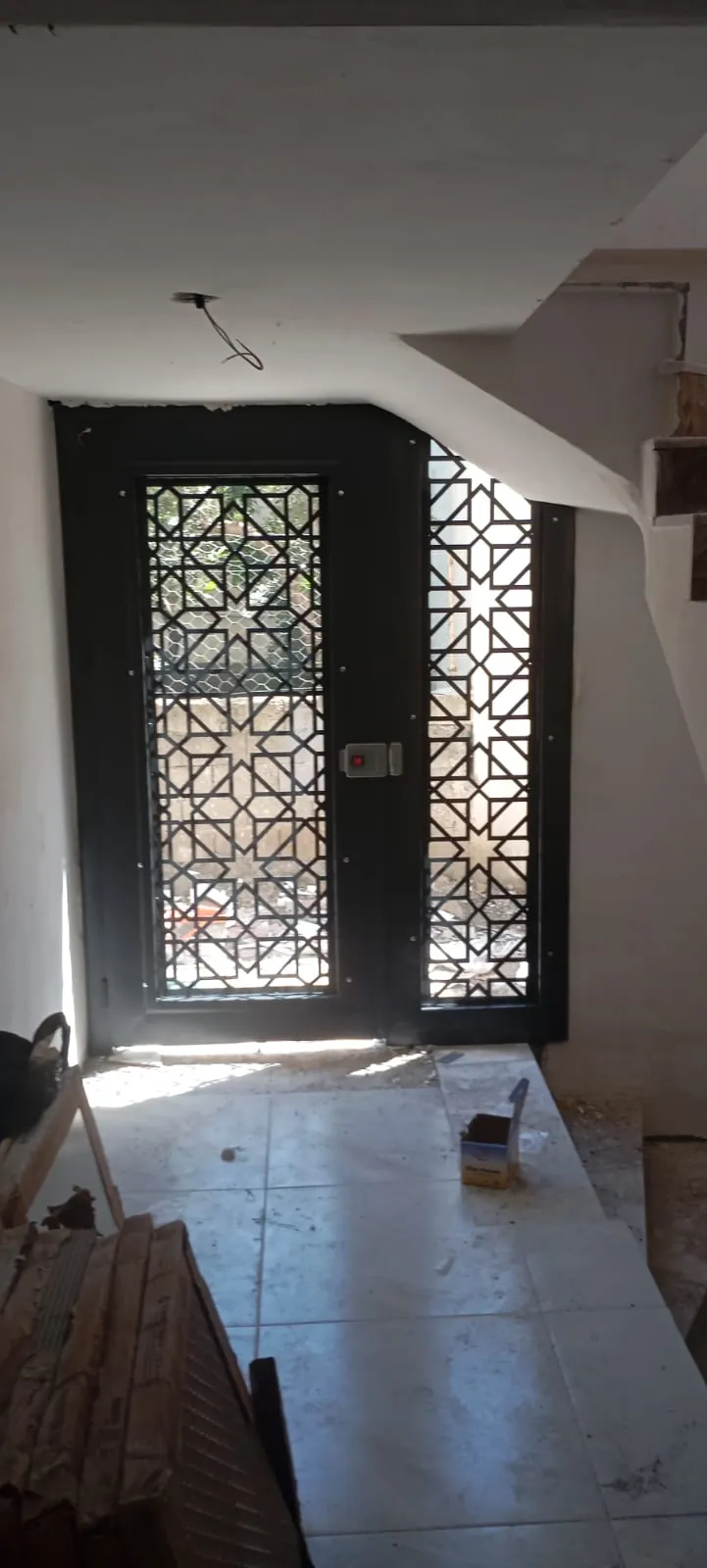 Lazer kesim camlı bina giriş kapısı — Bina Giriş Kapısı