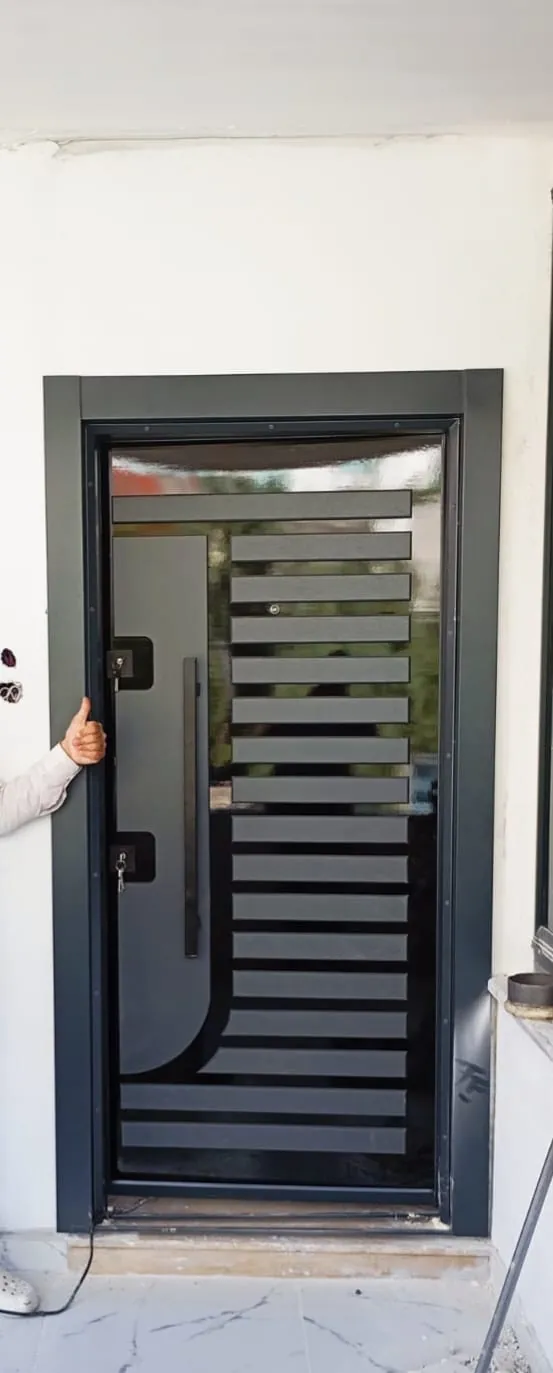 Lüks PVC kabartma çelik kapı modeli 2 — Çelik kapı