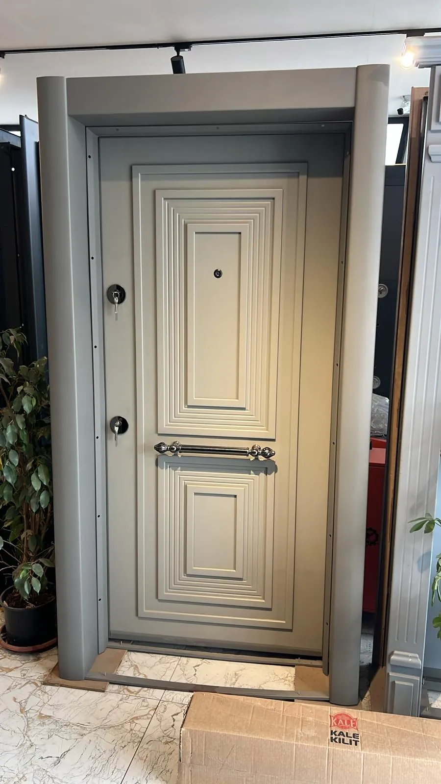Lüks PVC kabartma çelik kapı modeli 9 — Çelik kapı