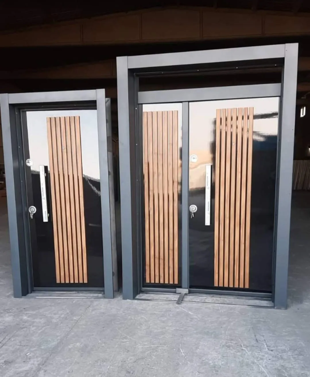 Lüks PVC kabartma daire ve bina giriş kapısı yan yana — Bina Giriş Kapısı