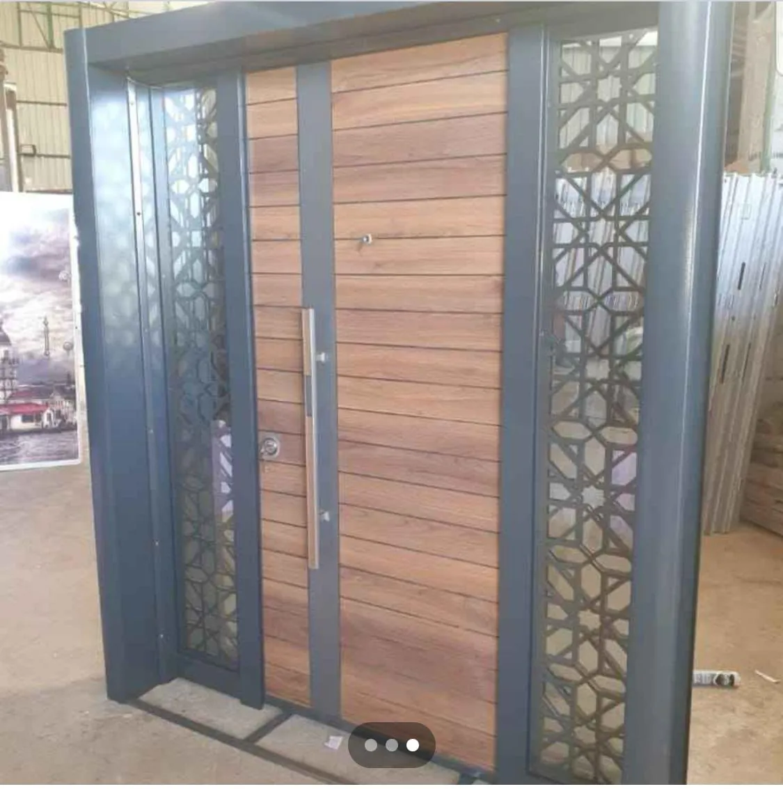 Thermo wood ağaç tan yapılmış bina giriş kapısı — Bina Giriş Kapısı