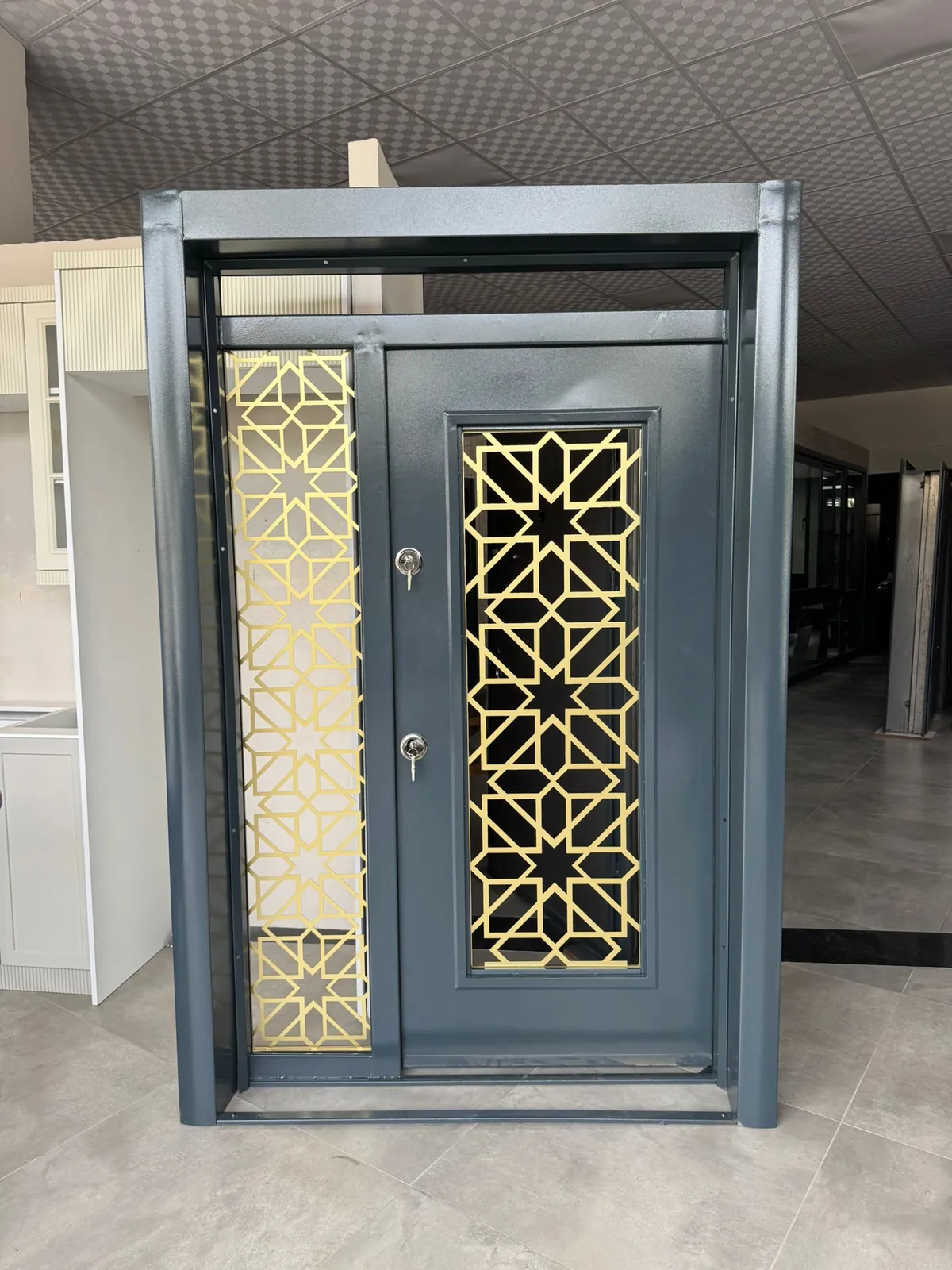 Yavru kanatlı camlı çelik kapı — Camlı Bina Kapısı